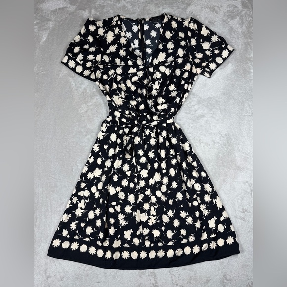 Ann Taylor Factory Black Cream Floral A line Short Sleeve Surplice Dress Size 2 - Picture 1 of 16